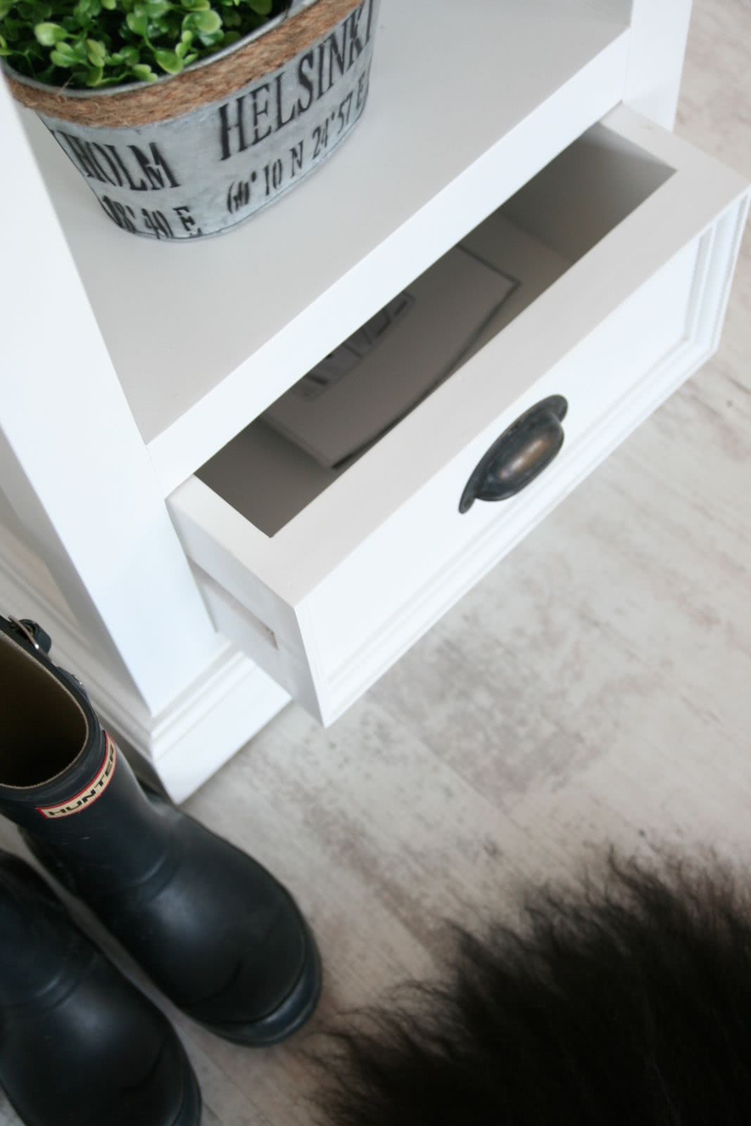 Witryna biała drewniana