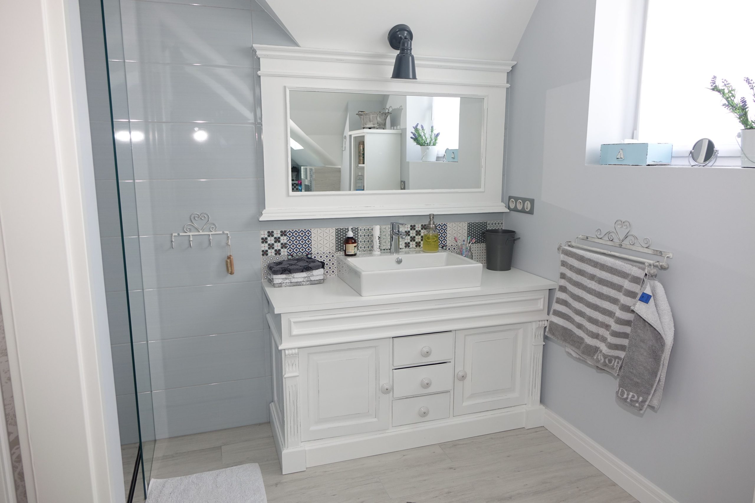 Lustro w drewnianej ramie