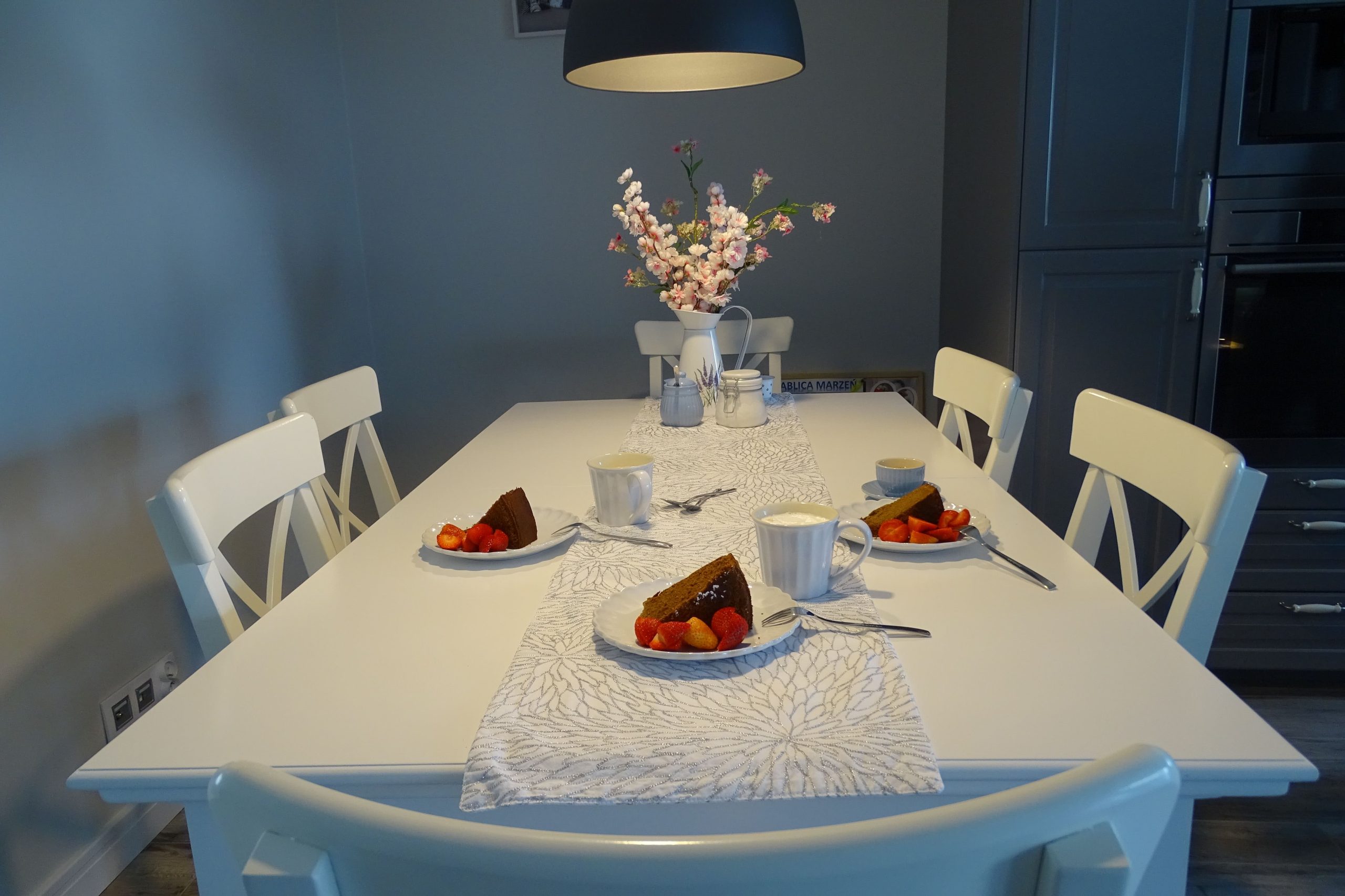 St&oacute;ł drewniany (biały z drewna).