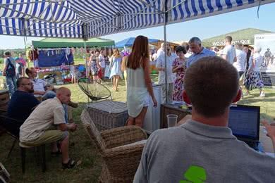 Meble drewniane na dożynkach w Masłowie