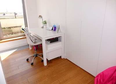 kontener na k&oacute;łkach 