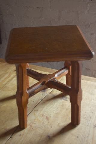 Meble drewniane. Zobacz jak odnowić stary taboret