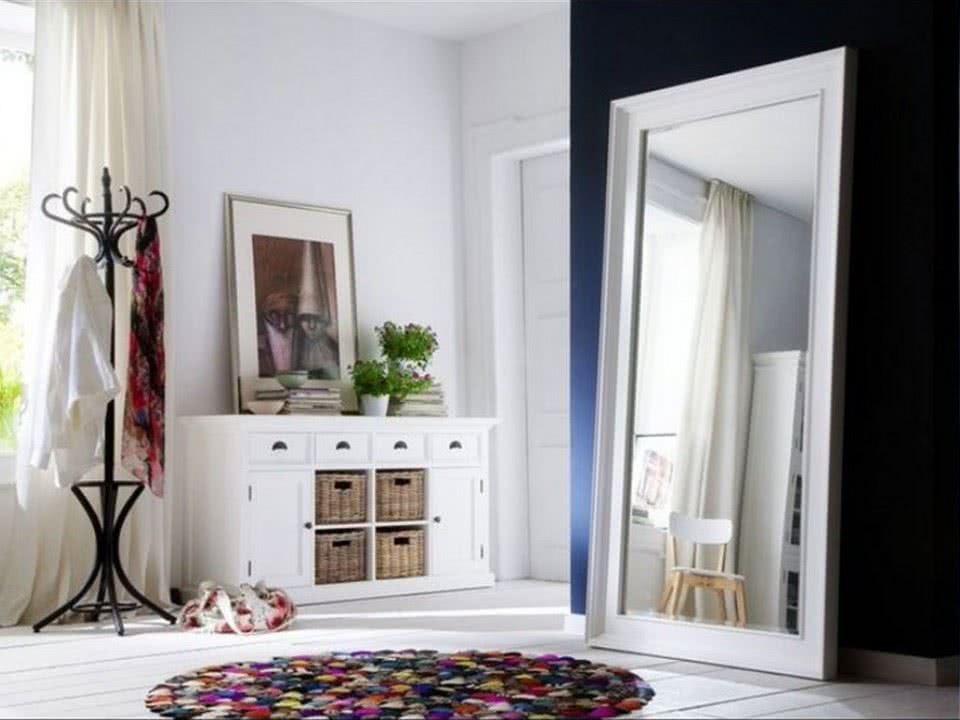 duże lustro w drewnianej ramie do salonu do przedpokoju