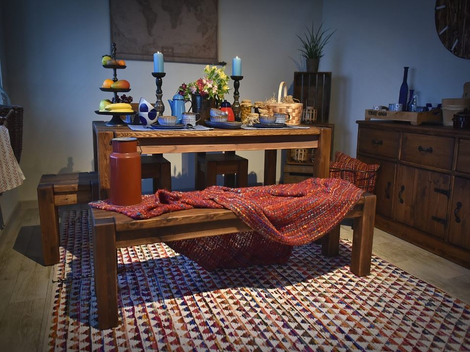 Meble do jadalni, stoły, krzesła, witryny, kredensy.