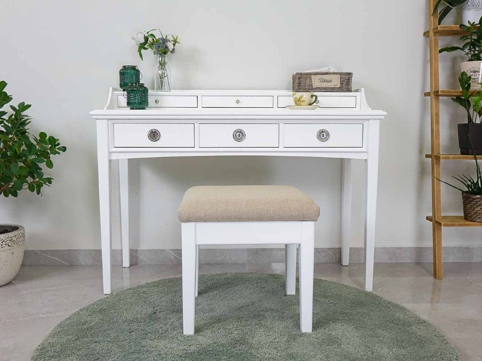 Meble białe (biała komoda do salonu).