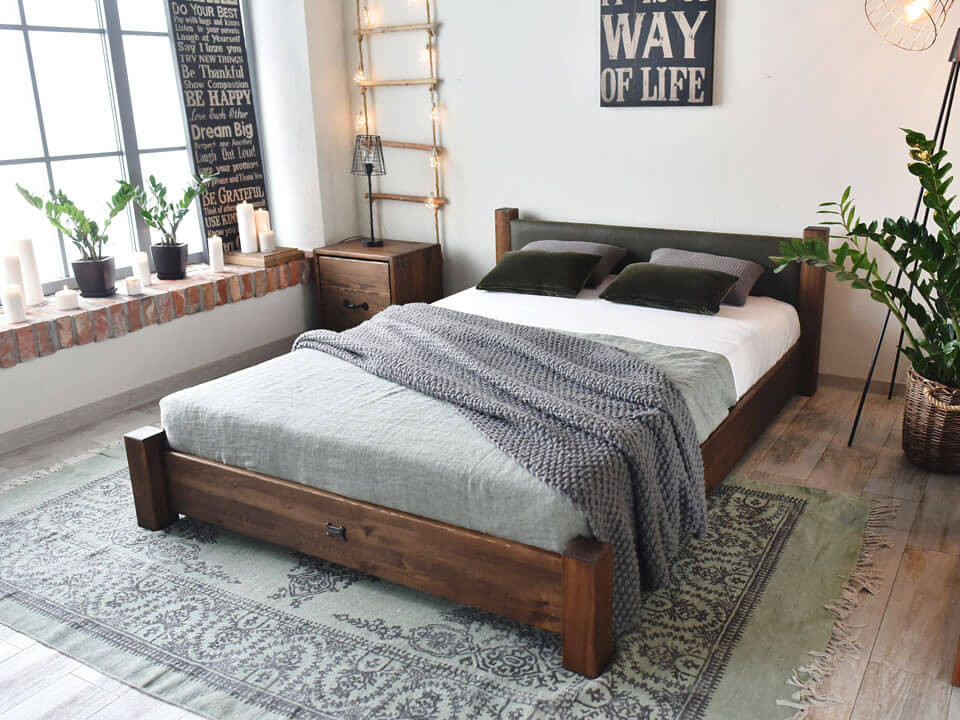 łóżko z drewna