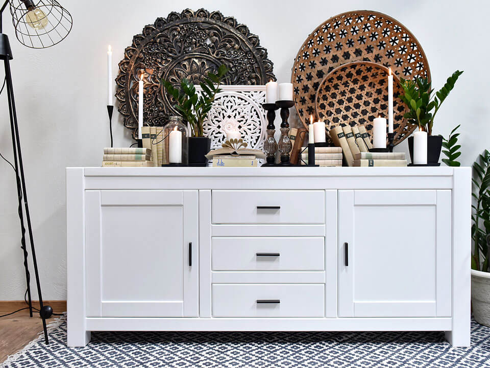 biała komoda drewniana