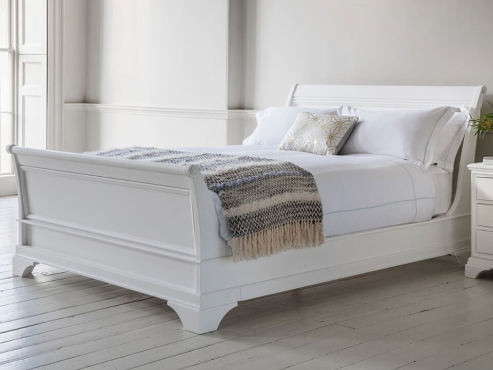 białe ł&oacute;żko drewniane