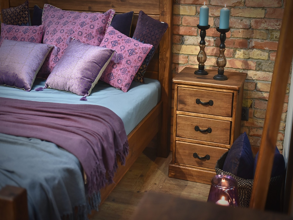 Szafka nocna i łóżko w stylu rustykalnym Szafka nocna i łóżko w stylu rustykalnym