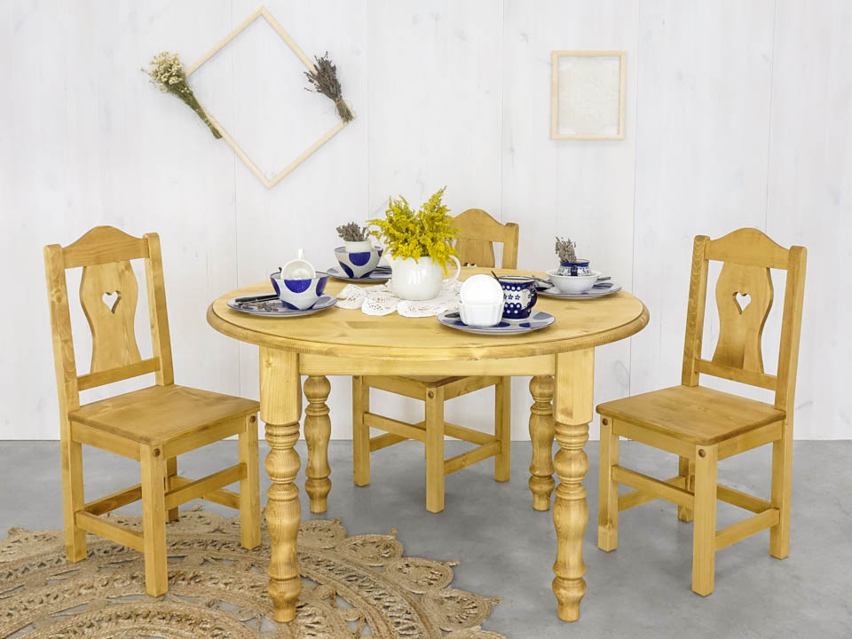 st&oacute;ł w salonie